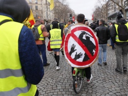 Париж вновь охватили протесты "желтых жилетов": жандармы задержали семерых активистов