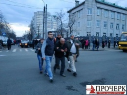 Националисты атаковали митинг Порошенко в Черкассах: произошли столкновения с полицией