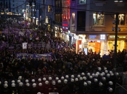 В сети появилось видео жестокой силовой остановки женского марша в Стамбуле
