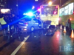 На Лесном массиве в Киеве автомобиль врезался в троллейбус, погиб человек