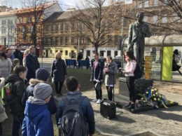 На главной площади столицы Чехии дети зачитали стихи Тараса Шевченко