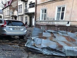 В центре Львова сильный ветер сорвал кровлю с жилого дома. Фото