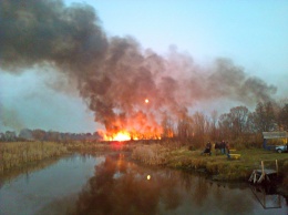 Поджоги плавней на Херсонщине несут опасность для сельских жителей