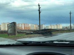 В Одесской области бушует ураган: повалены билборды, на дорогах слабая видимость из-за пыльной бури