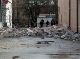 На Таирова рухнула часть стены строящегося здания: есть пострадавшие