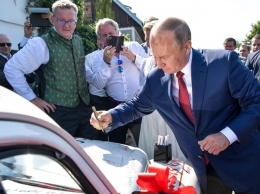 ''Протектор отпечатался?'' Фото Путина с ''буквами'' на лбу озадачило сеть