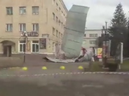 В Чорткове сильный ветр сорвал крышу со здания отеля