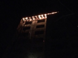 В Кривом Роге во время праздника загорелась крыша недостроенной девятиэтажки
