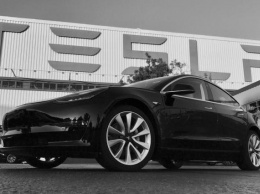 Tesla решила не закрывать часть розничных магазинов