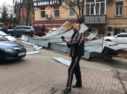 В центре Киева ураган снес крышу дома. Фото