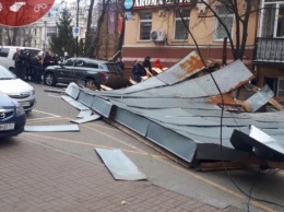 В Киеве сильный ветер сорвал из дома часть кровли, которая в результате упала на машины