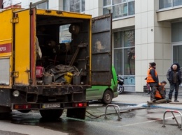 В Днепре на Мечникова из люка течет большой поток воды