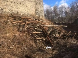 Невицкий замок в Ужгороде лишился крыши из-за урагана. Фото