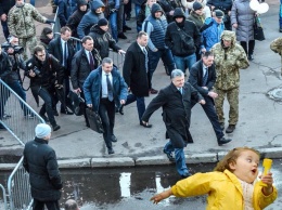 "Це остаточно прощавай". Соцсети обсуждают фото Порошенко, убгающего с собственного митинга в Житомире