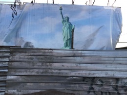 Сгоревший под Днепром торговый павильон украсили Статуей Свободы