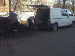 Керчанин нашел еще трех добровольцев на ремонт дороги