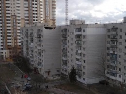 Ураган сдул часть стены с многоэтажки в Борисполе. Фото