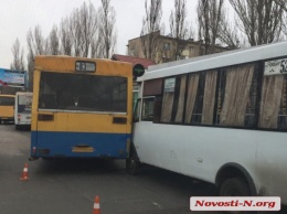 В Николаеве на остановке столкнулись автобус и маршрутка