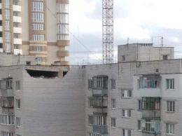 В Борисполе ветер обрушил стену высотки