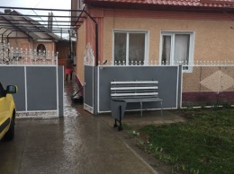 В Одесской области неизвестные швырнули топор в окно волонтера Порошенко