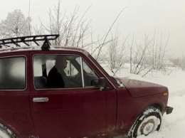 «Едет, чертовка»: Эксперта поразили способности дизельной LADA 4x4 на снегу