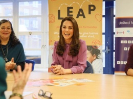 Кейт Миддлтон в необычном для герцогини модном образе посетила детский центр в Лондоне