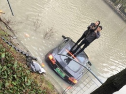 В Китае электрокар Tesla Model S влетел в реку