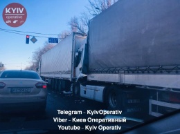 На въезде в Киев из-за столкнувшихся фур образовалась гигантская пробка