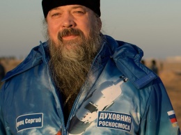 Фотофакт: духовник «Роскосмоса» и заслуженный испытатель космодрома Байконур позирует для фотографа NASA