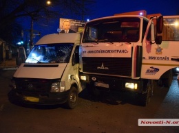 В Николаеве водитель маршрутки, пролетев на красный цвет светофора, врезался в мусоровоз. Пострадало семь человек