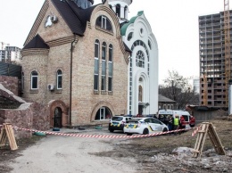 В Киеве охранник нашел окровавленное тело мужчины у входа в храм
