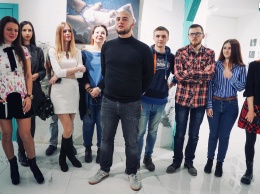 Молодые николаевские фотографы представили непростую, но оригинальную выставку о стирании граней между публичным и личным