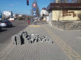 Подрядчик восстановит разрушению плитку на тротуаре улицы Садовой