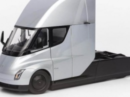 Tesla выпускает литую версию своего электрического грузовика Semi за $250