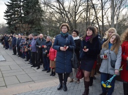 День добровольца: в Николаеве сотни горожан и военных возложили цветы к мемориалу "Струны памяти"