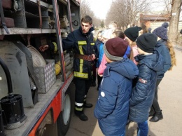 «Предотвратить. Спасать. Помочь!»: в Кривом Роге спасатели показали школьникам, как тушить пожар