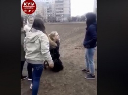 Стояла на коленях и рыдала: в Киеве школьники жестоко избили одноклассницу (ВИДЕО)