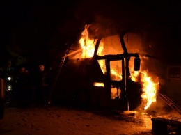 В Ровно по неизвестным причинам полностью сгорел пассажирский автобус (фото)