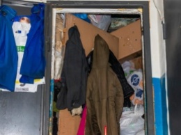 Женщина превратила квартиру в мусорную "пещеру" (видео)