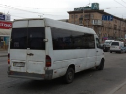 В салоне запорожской маршрутки сквозь ржавчину видно колесо (Видео)