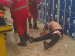 В Харькове покупатель в супермаркете вскрыл себе вены. Фото и видео 18+