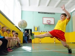 В Одессе пятиклассники на физкультуре забили девочку мячом до комы
