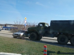 В Севастополе российские военные протаранили на грузовике легковой автомобиль