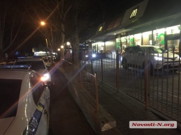 В центре Николаева устроили стрельбу из-за очереди в McDonalds - пострадавшего увезла «скорая»