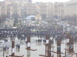 Как националисты митинговали против Порошенко и забрасывали АП свиньями. Самые яркие фото