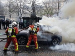 В Париже возобновились столкновения полиции с "желтыми жилетами"