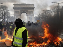 Париж подсчитывает убытки. "Желтые жилеты" разграбили и сожгли магазины на Елисейских полях
