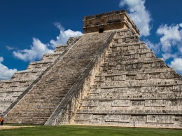 В Мексике обнаружены нефритовые камни с изображениями встречи землян с «инопланетянами»