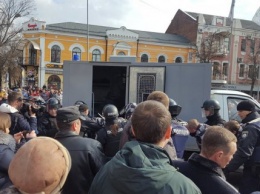 "Нацдружины" устроили потасовку возле предвыборного митинга Порошенко в Полтаве, есть задержанные