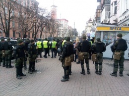 Военные и полиция окружили центр Киева, подходы перекрыты, связь глушат. ФОТО